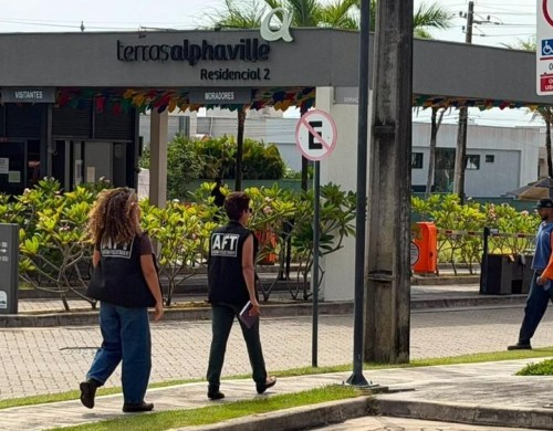 Idosa é resgatada após 55 anos de trabalho sem salário em condomínio de luxo