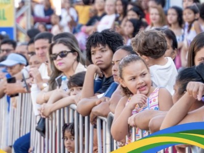 Mais de 8 mil pessoas participam do desfile de 7 de Setembro no ponto alto da Semana da Pátria em Caxias reunindo grande público