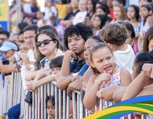 Mais de 8 mil pessoas participam do desfile de 7 de Setembro no ponto alto da Semana da Pátria em Caxias reunindo grande público