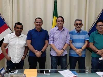 Vereador professor Chiquinho se reúne com lideranças políticas no gabinete do prefeito Fábio Gentil para tratar sobre demandas para o município