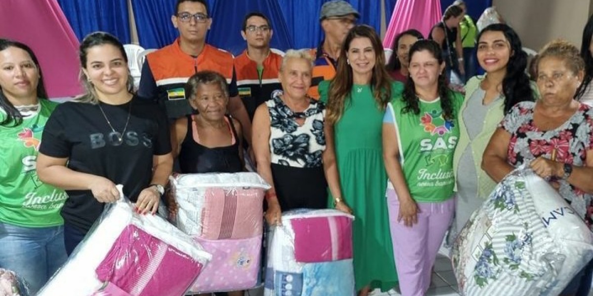 Deputada estadual, Abigail Cunha participa de entrega de kits para famílias atendidas pelo SCFV