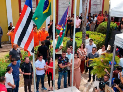 Nos 202 anos da Adesão à Independência, Prefeitura entrega ônibus escolar e assina ordem de serviço para reforma de 03 ginásios