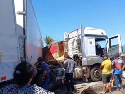 Colisão entre duas carretas deixa uma pessoa morta na BR-135 em Presidente Dutra