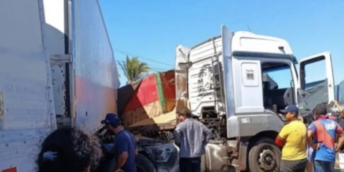 Colisão entre duas carretas deixa uma pessoa morta na BR-135 em Presidente Dutra