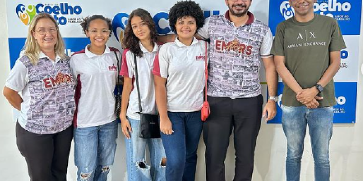 Secretário de comunicação recebe a comissão das alunas Geiza, Isadora e Isabella da escola Maria Regueira, em Coelho Neto