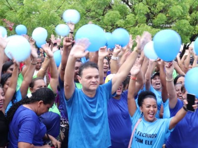 Vereador Durval faz adesivaço com multidão de pessoas no bairro Tamarineiro, em Caxias 