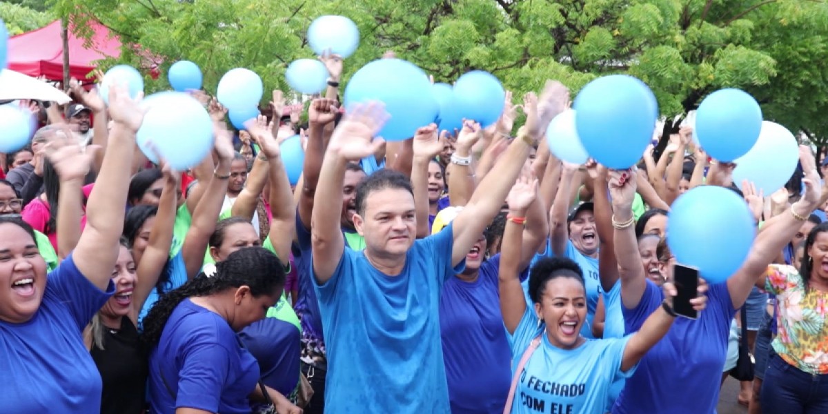 Vereador Durval faz adesivaço com multidão de pessoas no bairro Tamarineiro, em Caxias 