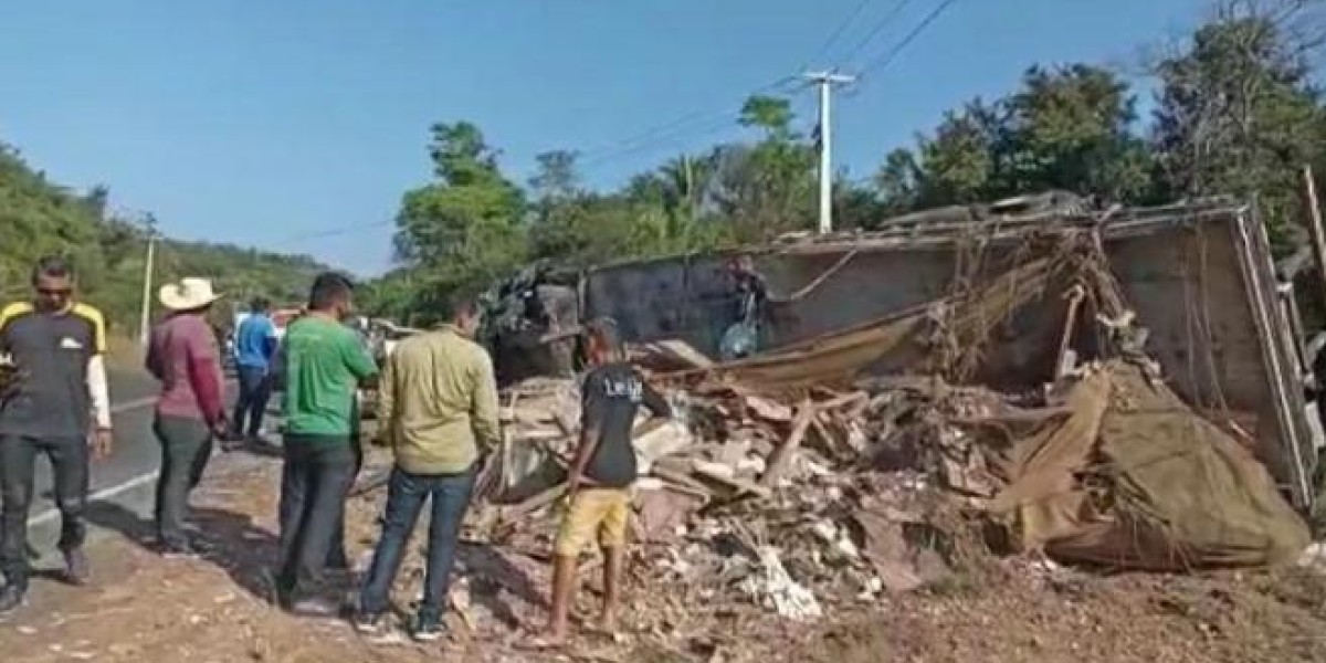 Caminhão carregado de cerâmica tomba e três pessoas morrem em União