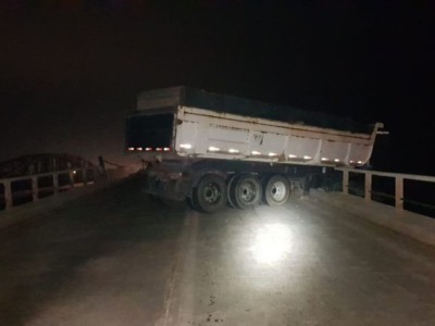 Acidente com carreta deixa ponte interditada na BR-135