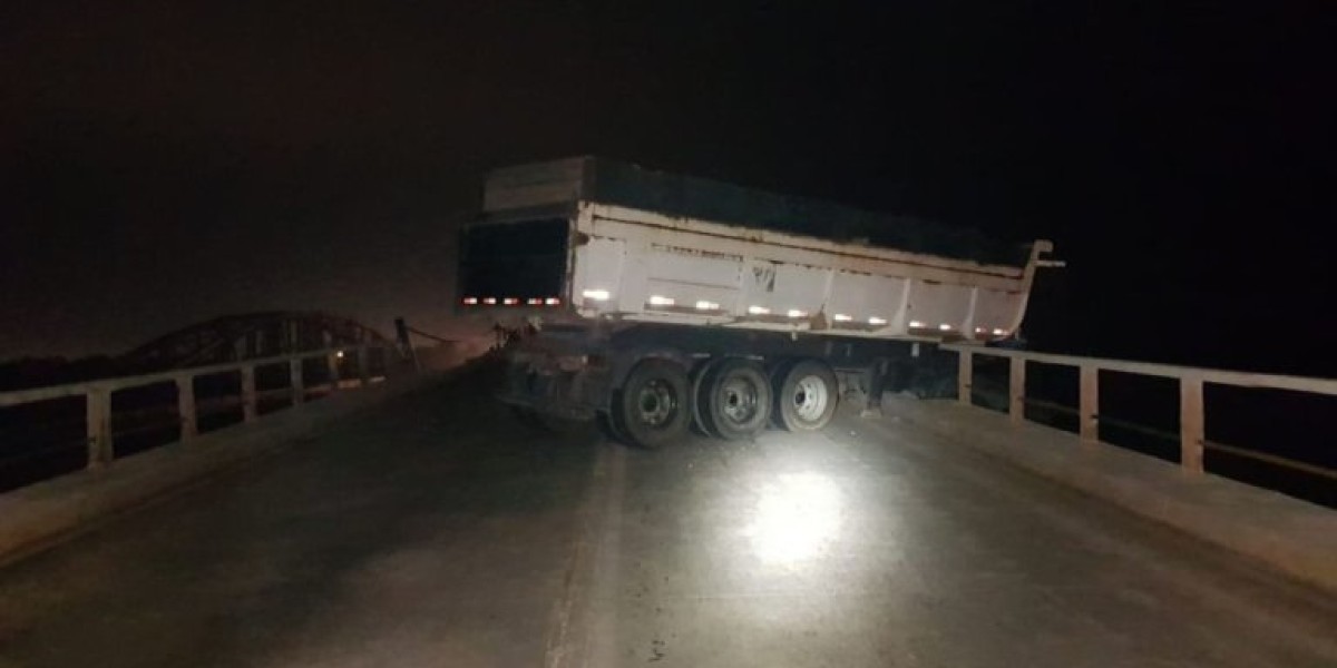 Acidente com carreta deixa ponte interditada na BR-135