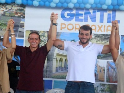 Prefeito eleito Gentil Neto, comemora vitória nas eleições, entregando cestas básicas para a população de Caxias