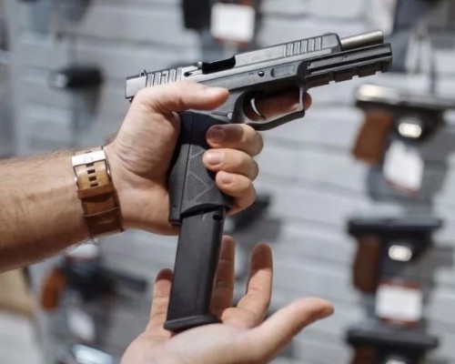 Porte de arma é aprovado para 10 novas profissões no Brasil e autorização vai ficar mais fácil