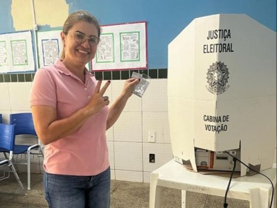 A deputada eleita Cláudia Coutinho vota neste domingo em Caxias