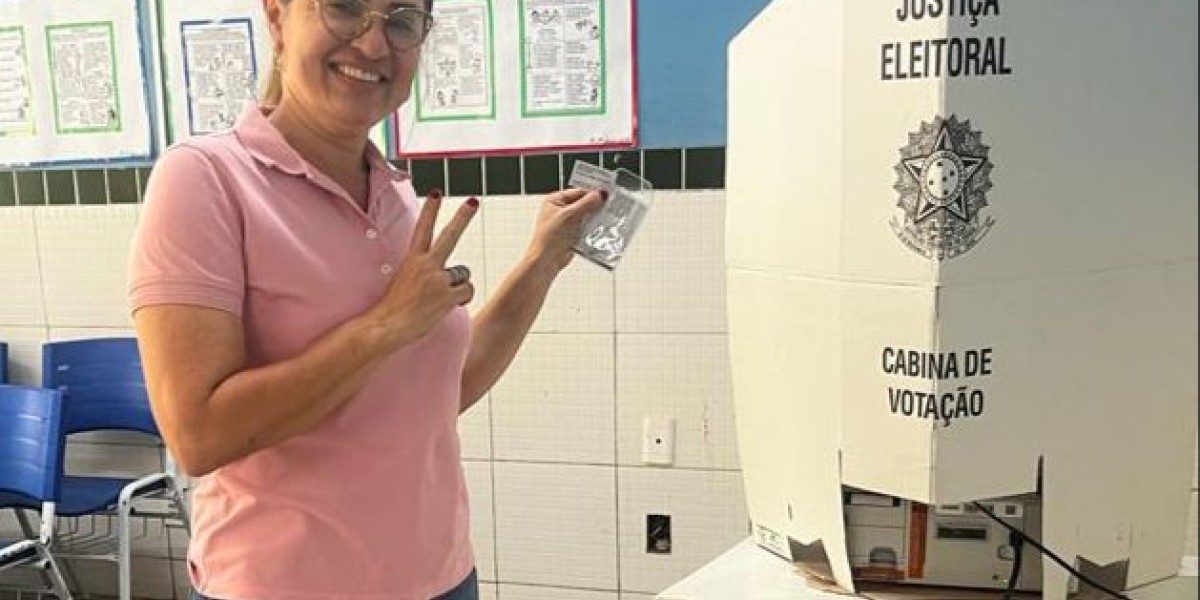 A deputada eleita Cláudia Coutinho vota neste domingo em Caxias