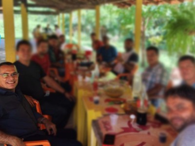 Vereador Chiquinho  não dá exemplo e aparece sem máscara em foto com amigos