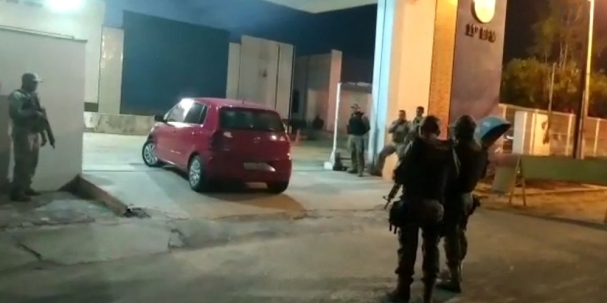 Professora raptada por aluno se afasta de aulas; escola diz que aluno não será expulso