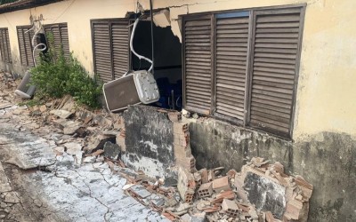 Caminhão caçamba destrói muro e danifica salas de escola enquanto dava ré, em Pindaré-Mirim