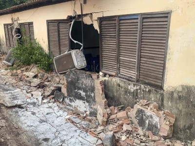 Caminhão caçamba destrói muro e danifica salas de escola enquanto dava ré, em Pindaré-Mirim
