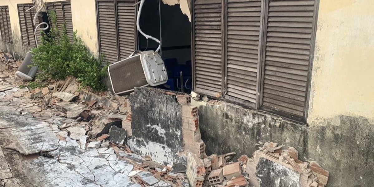 Caminhão caçamba destrói muro e danifica salas de escola enquanto dava ré, em Pindaré-Mirim