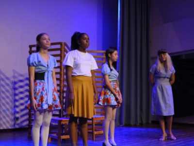 Escola Municipal de Teatro de Caxias realiza celebração cênica com apresentações de peças teatrais