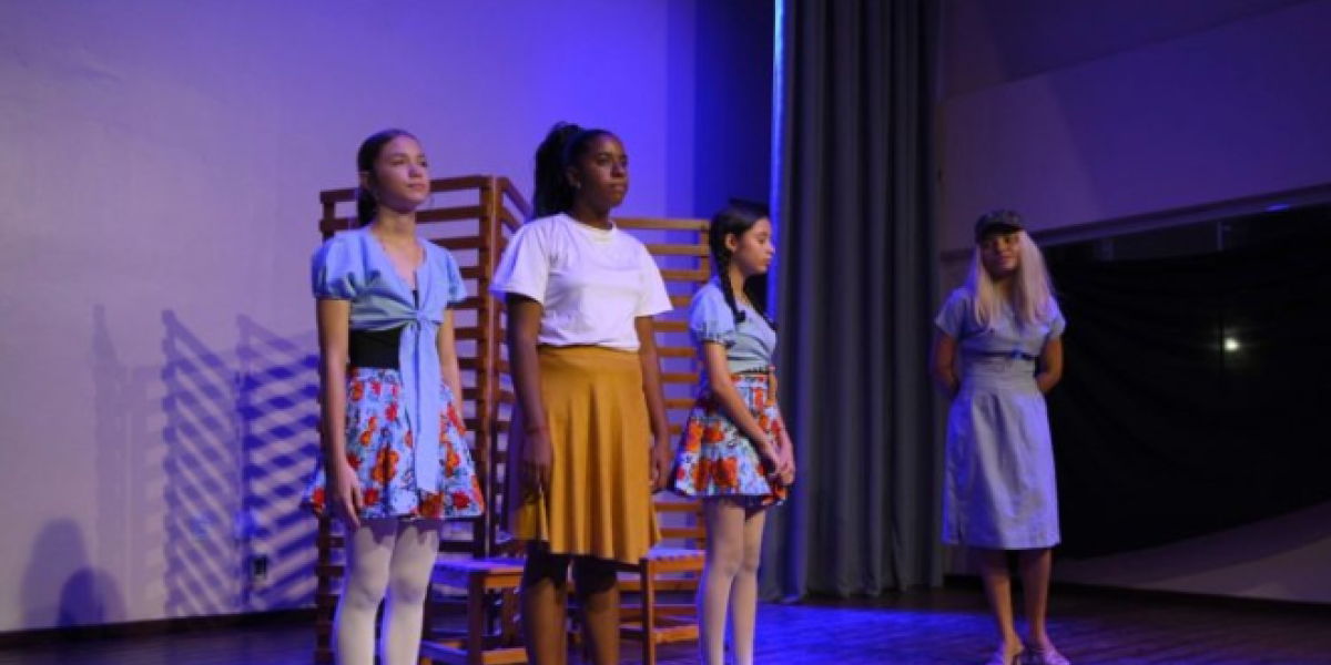 Escola Municipal de Teatro de Caxias realiza celebração cênica com apresentações de peças teatrais