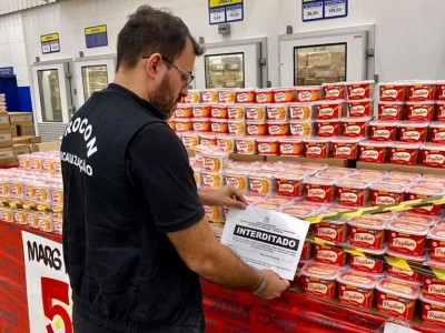 Durante rota de fiscalização pelo Maranhão, PROCON/MA interdita setores do Mix Mateus em Caxias