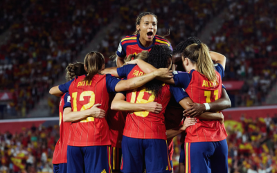 As atuais campeãs do mundo, Espanha, enfrentam os Estados Unidos neste sábado (10)