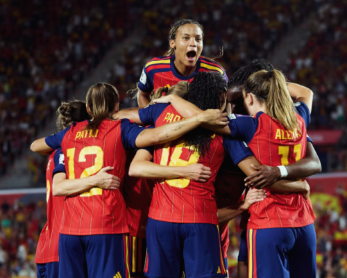 As atuais campeãs do mundo, Espanha, enfrentam os Estados Unidos neste sábado (10)