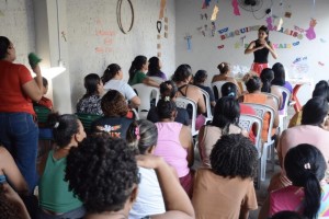 Prevenção da Gravidez na Adolescência é tema de diálogo com assistidas no Residencial Vila Paraíso