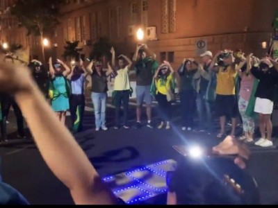 Bolsonaristas fazem sinais de luz para o céu e internautas sugerem: "Pedindo ajuda extraterrestre"