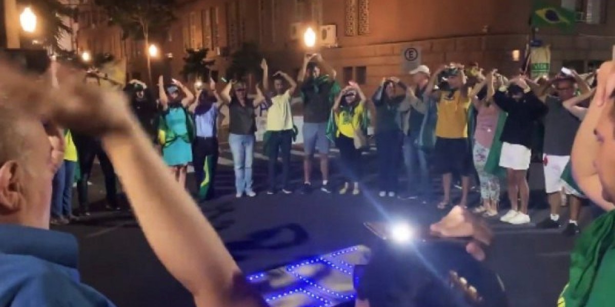 Bolsonaristas fazem sinais de luz para o céu e internautas sugerem: "Pedindo ajuda extraterrestre"