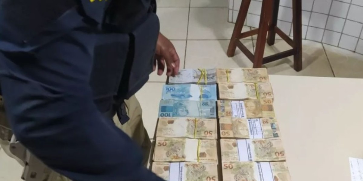 PRF apreende R$ 95 mil em carro com placas do Paraguai na BR-316, em Caxias