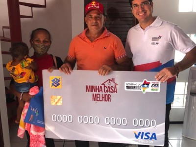 Secretário adjunto da Secap, Gabriel Tenório, representando o governo do estado, entrega cartões do Programa Minha Casa Melhor em Matões