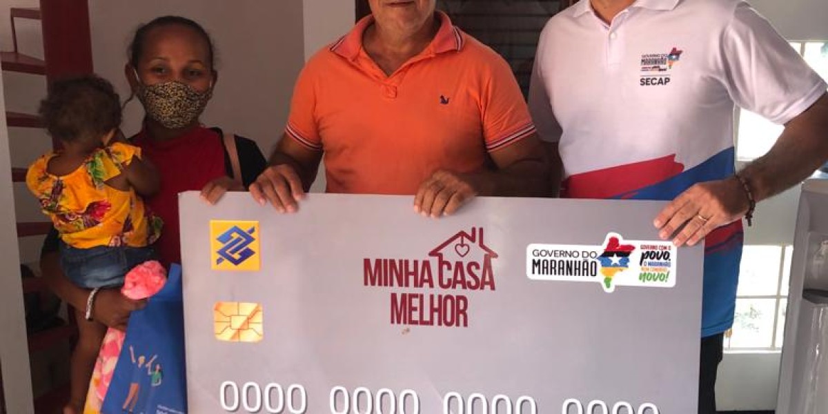 Secretário adjunto da Secap, Gabriel Tenório, representando o governo do estado, entrega cartões do Programa Minha Casa Melhor em Matões