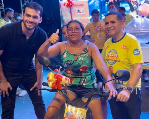 Multidão marca presença na Festa do Trabalhador em Caxias com sorteio de motos e grandes prêmios
