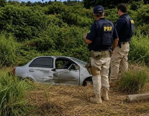     Carro sai da pista após tentativa de desvio e provoca tragédia na BR-316