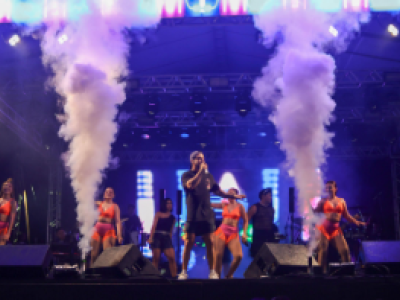 Multidão comparece no segundo dia de carnaval com o cantor Ávine Vinny, em Matões