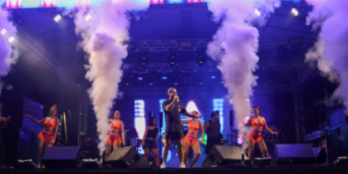 Multidão comparece no segundo dia de carnaval com o cantor Ávine Vinny, em Matões