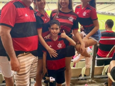 Articulador político Ironaldo Alencar e família reúnem-se para assistir ao jogo do Flamengo em Fortaleza