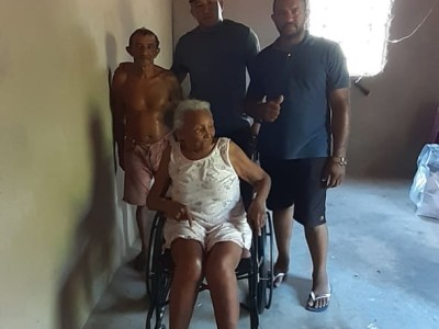 Solidariedade : Miguel da rua cem faz entrega de cadeira de rodas