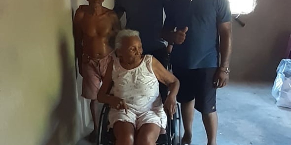 Solidariedade : Miguel da rua cem faz entrega de cadeira de rodas