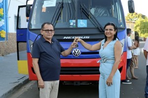 Parnarama recebe novo micro-ônibus para reforçar transporte de pacientes da rede pública de saúde