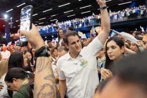 Orleans Brandão fortalece parceria com Marlon Botão e mobiliza apoiadores em encontro lotado na Vila Embratel