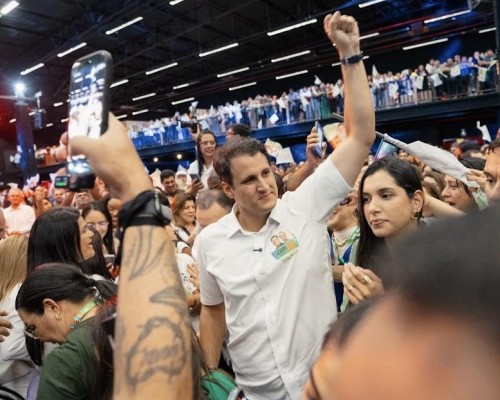 Orleans Brandão fortalece parceria com Marlon Botão e mobiliza apoiadores em encontro lotado na Vila Embratel