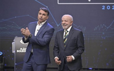 No 1º debate, Lula e Flávio Bolsonaro trocam acusações e provocações