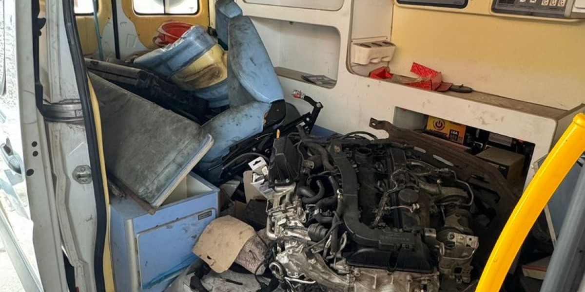 A sede do Samu regional em Caxias virou oficina de carros abandonados