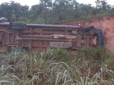 Uma idosa morre e nove pessoas ficam feridas após van capotar na BR-222