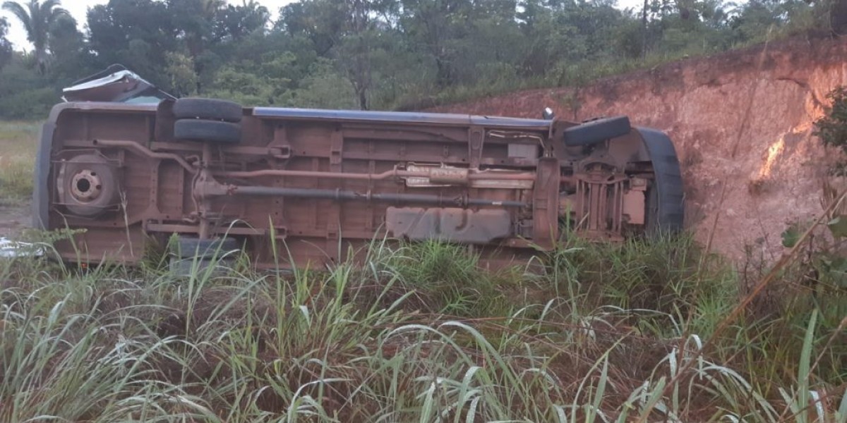 Uma idosa morre e nove pessoas ficam feridas após van capotar na BR-222