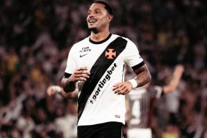 Jogador do Vasco é alvo de buscas em investigação sobre tráfico de armas e drogas