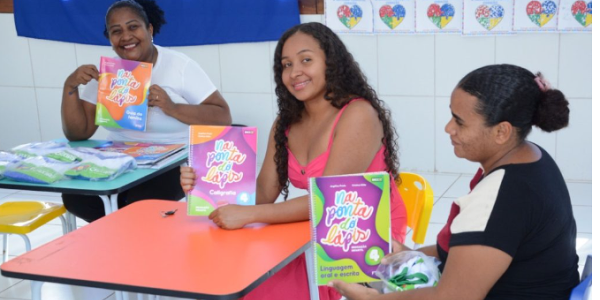 Escola José Gentil Rosa realiza entrega de fardamento e livros didáticos aos estudantes